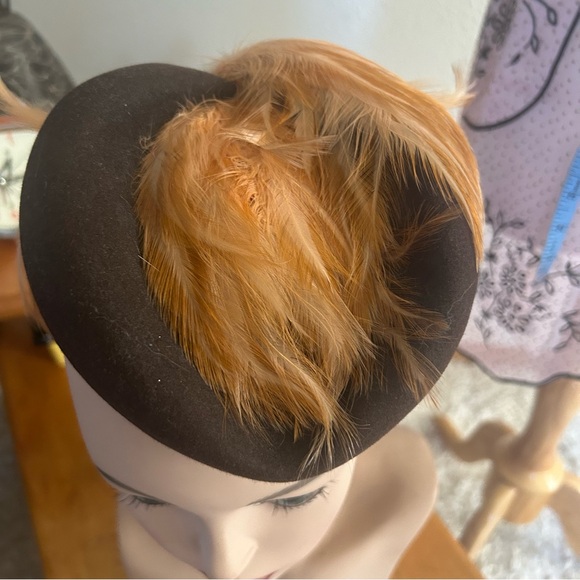 Vintage 1940s Hat l Brown Tilt l Feather l Burlesque Cocktail Costume l 40s - Picture 6 of 8